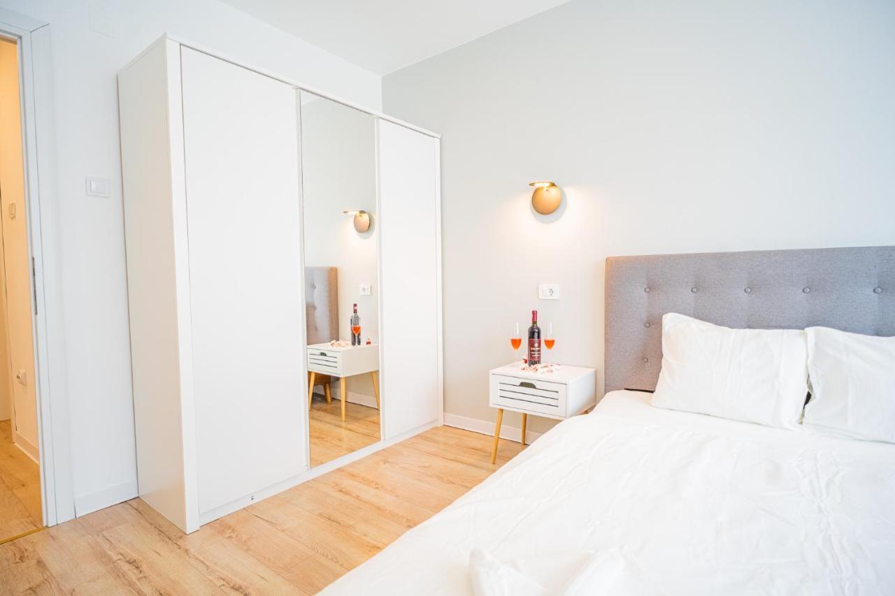Spacious Newly Renovated 2Br Apartments With Balcony Bukarest Exterior foto