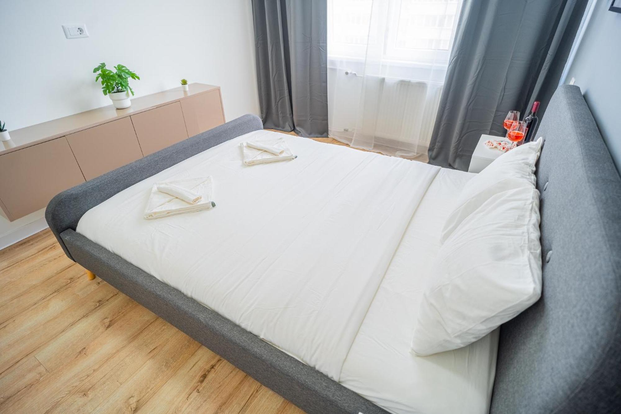 Spacious Newly Renovated 2Br Apartments With Balcony Bukarest Exterior foto