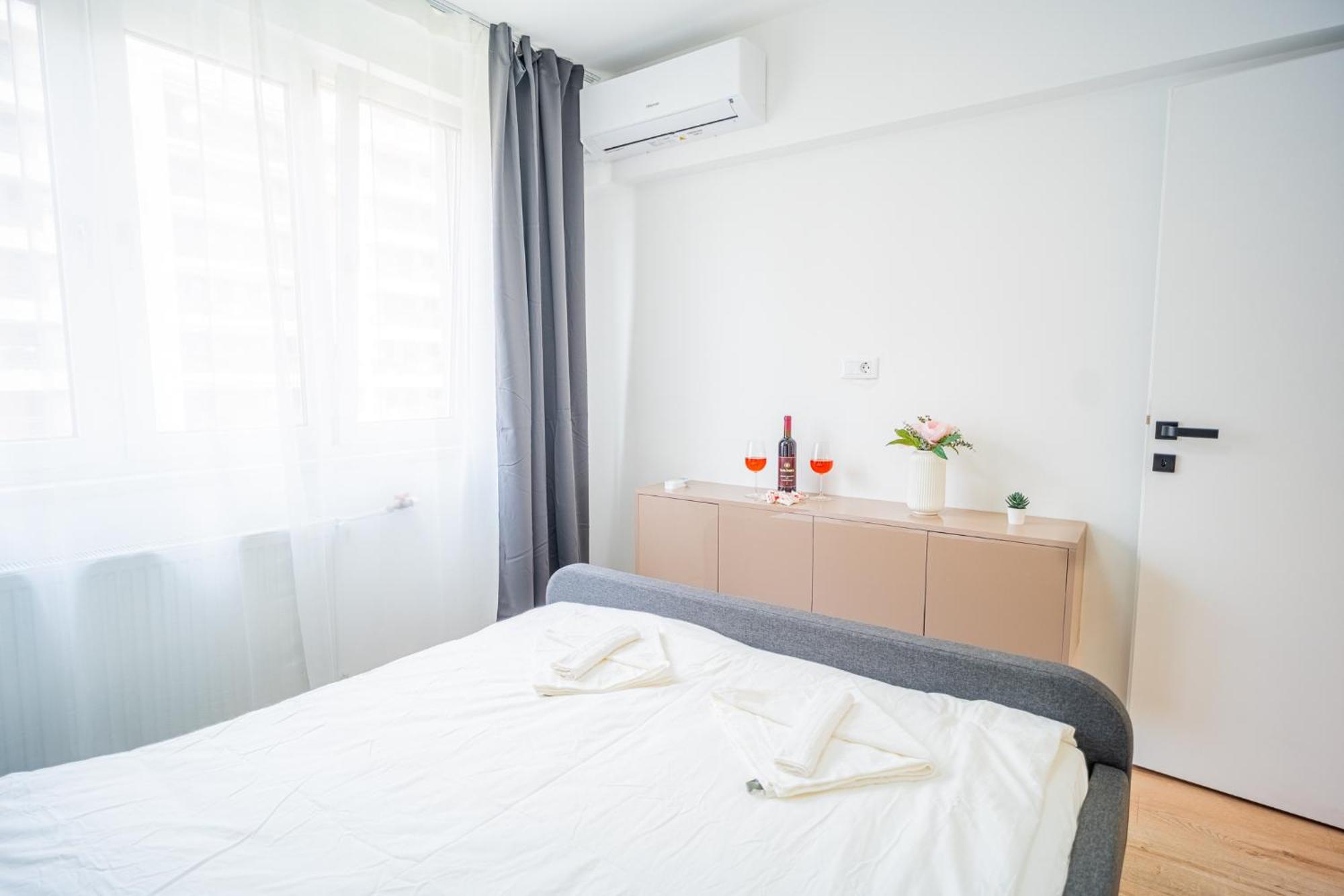 Spacious Newly Renovated 2Br Apartments With Balcony Bukarest Exterior foto