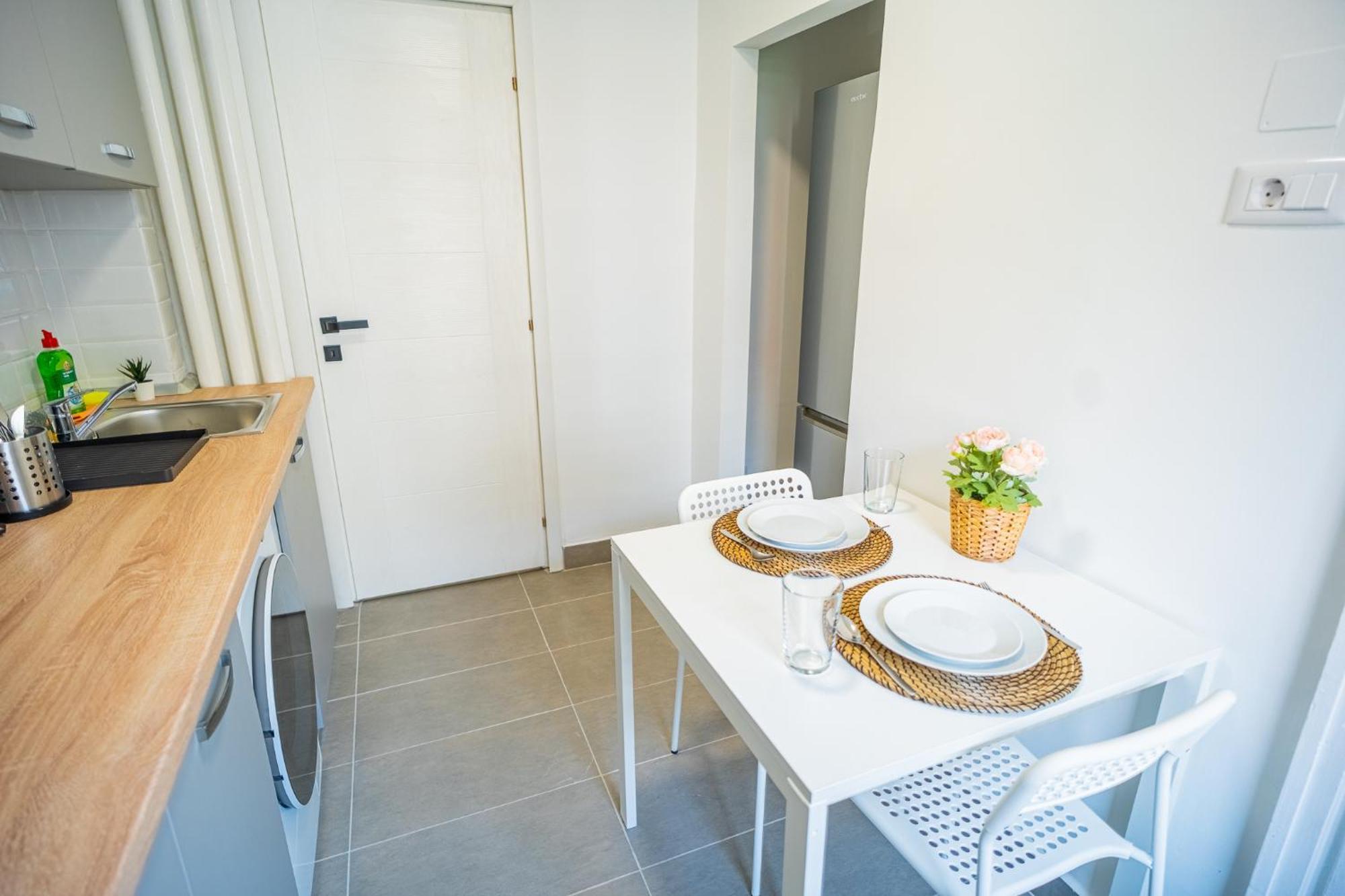 Spacious Newly Renovated 2Br Apartments With Balcony Bukarest Exterior foto